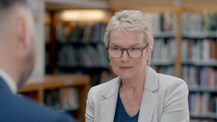 Élise Lucet face à un interlocuteur